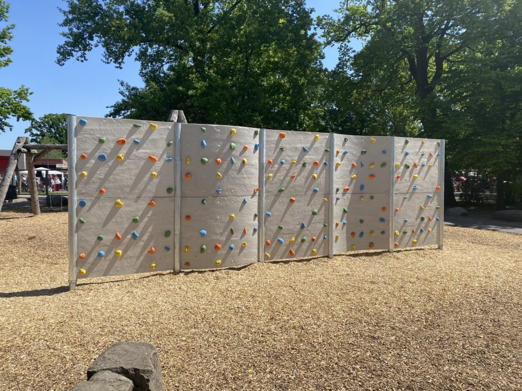 Boulderwand auf dem Pausenhof der Grundschule Kaltenweide