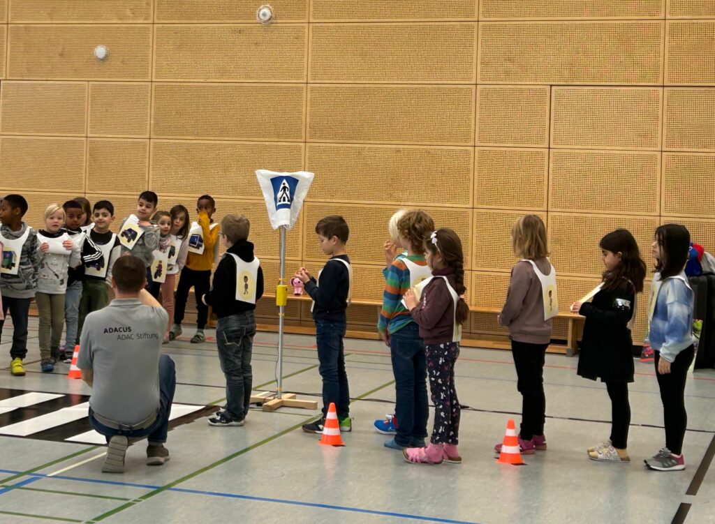 (c) 2023 - Grundschule Kaltenweide | „Aufgepasst mit ADACUS“ der ADAC Stiftung