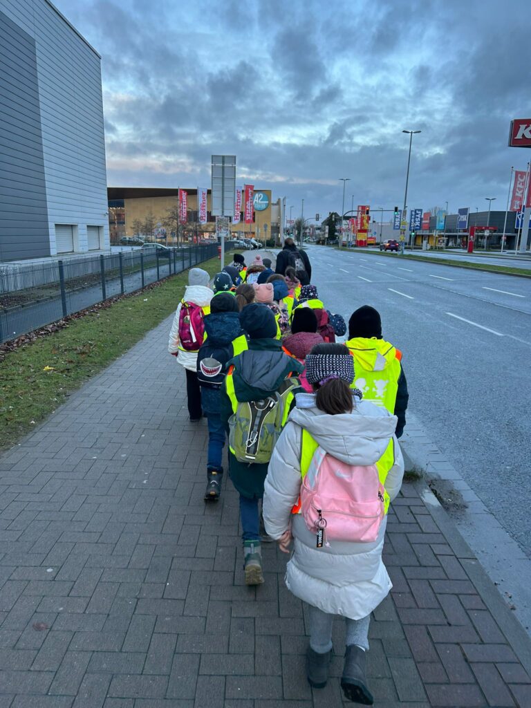 (c) 2024 - Sandra Windeck / Besuch der 2A im A2-Center in Altwarmbüchen