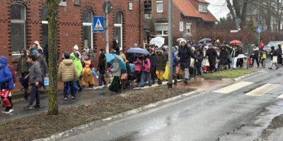 Bunter Faschingsumzug bringt Freude in die Schulumgebung